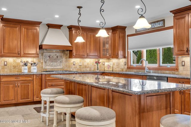 9 Yosemite Road, Howell, NJ 07731