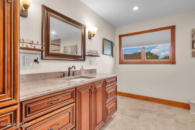 9 Yosemite Road, Howell, NJ 07731