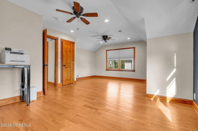 9 Yosemite Road, Howell, NJ 07731