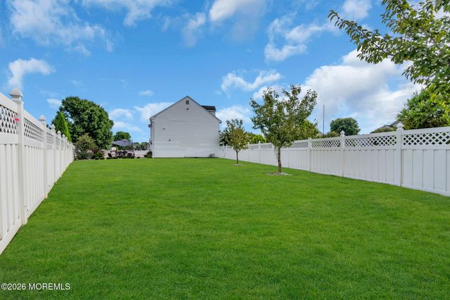9 Yosemite Road, Howell, NJ 07731
