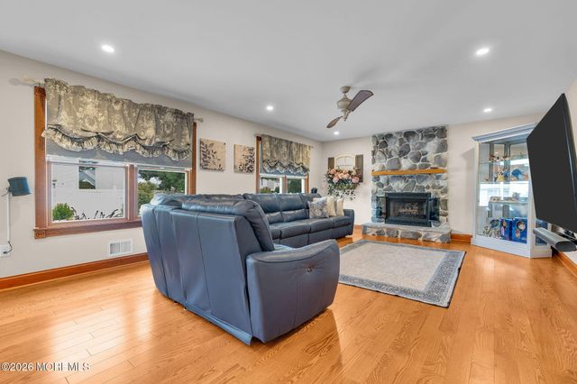 9 Yosemite Road, Howell, NJ 07731