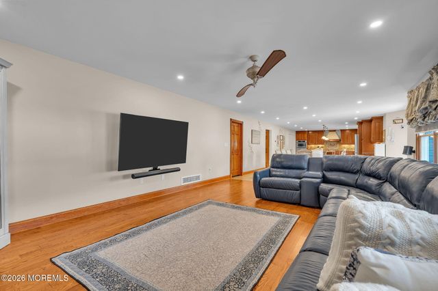 9 Yosemite Road, Howell, NJ 07731