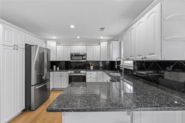 70 Foddering Farm Road, Narragansett, RI 02882