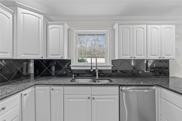 70 Foddering Farm Road, Narragansett, RI 02882