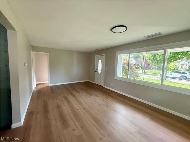 5363 Summit Road, Lyndhurst, OH 44124