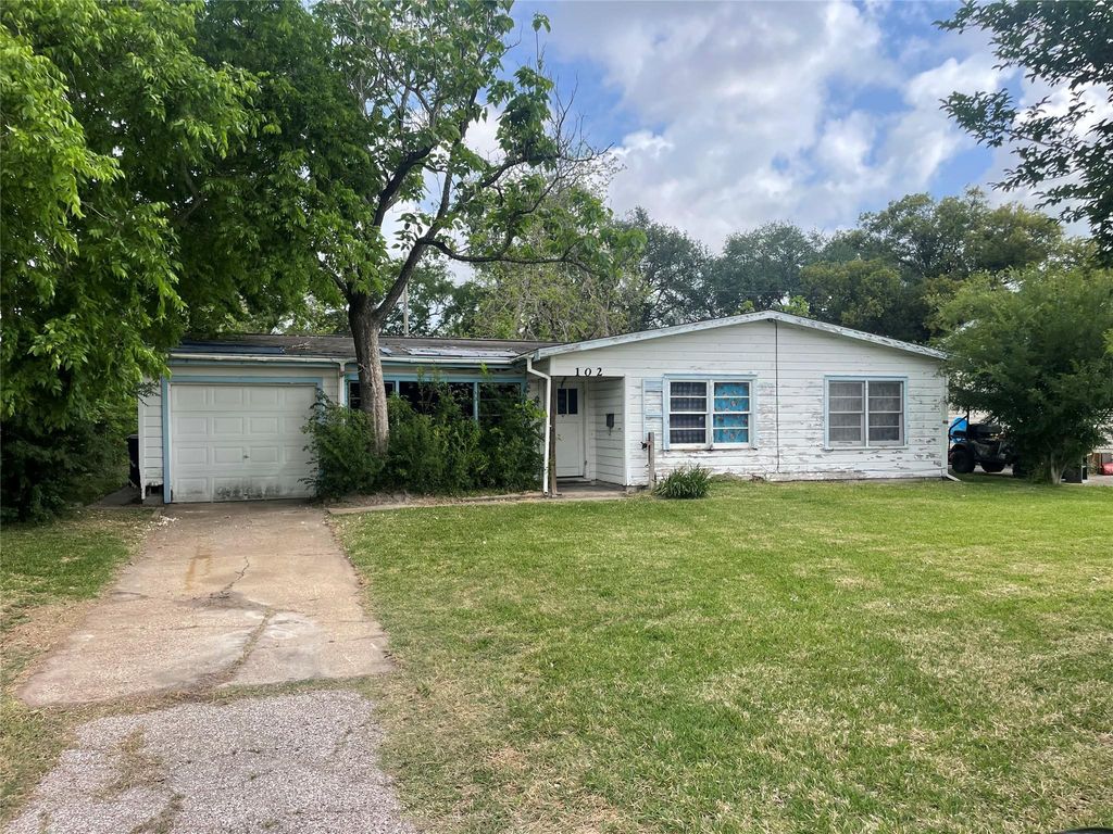 102 19th Avenue N, Texas City, TX 77590