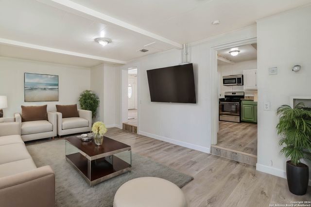 2626 mistletoe, San Antonio, TX 78228