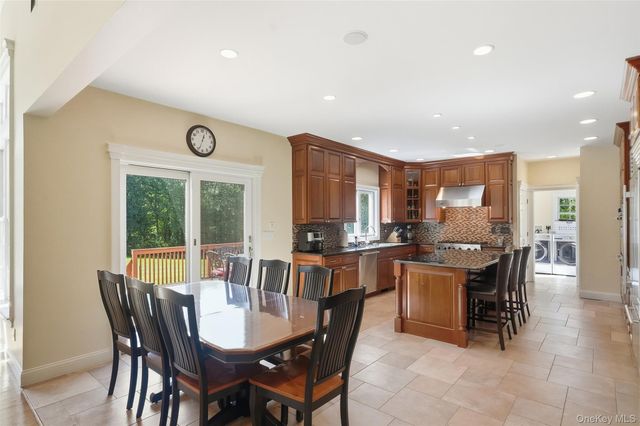 17 Meadow Crest Drive, Mahopac, NY 10541