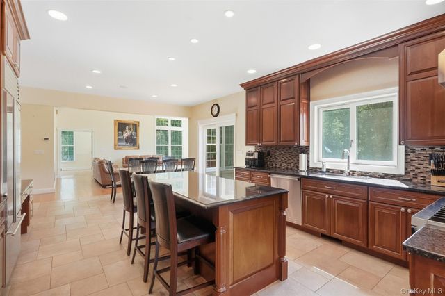 17 Meadow Crest Drive, Mahopac, NY 10541