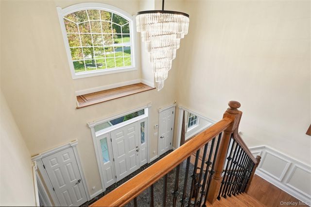17 Meadow Crest Drive, Mahopac, NY 10541