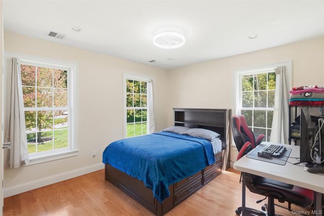 17 Meadow Crest Drive, Mahopac, NY 10541