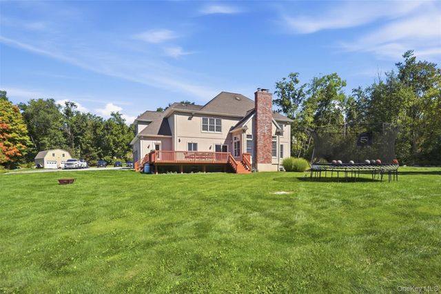17 Meadow Crest Drive, Mahopac, NY 10541