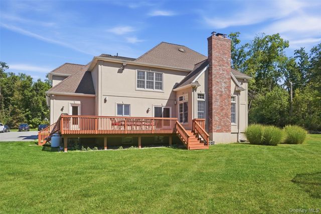 17 Meadow Crest Drive, Mahopac, NY 10541