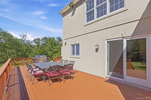 17 Meadow Crest Drive, Mahopac, NY 10541