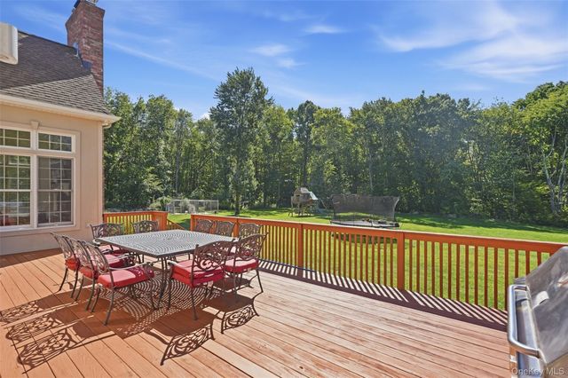 17 Meadow Crest Drive, Mahopac, NY 10541