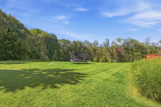 17 Meadow Crest Drive, Mahopac, NY 10541