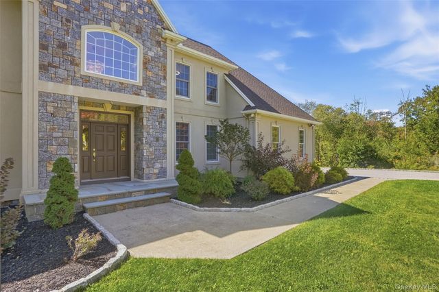 17 Meadow Crest Drive, Mahopac, NY 10541
