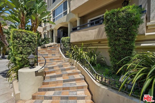 11646 Chenault Street 9, Los Angeles, CA 90049
