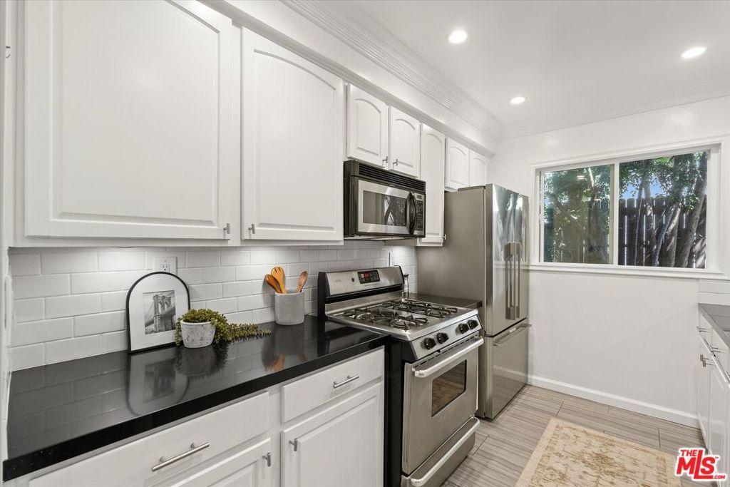 Image 10 of property listing at 11646 Chenault Street 9, Los Angeles, CA 90049