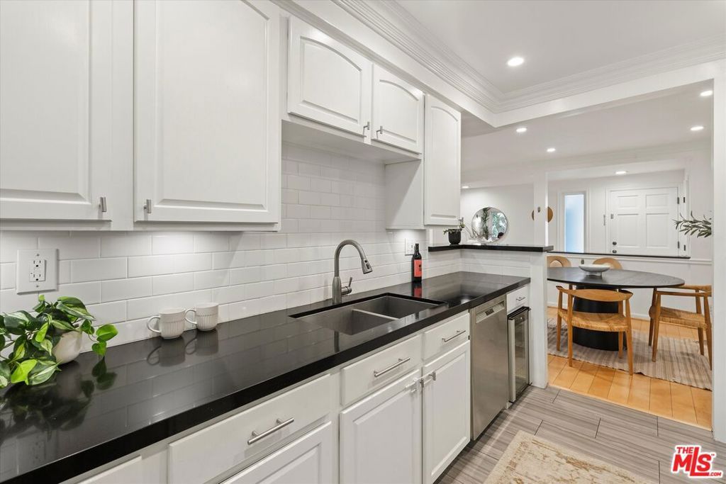 Image 11 of property listing at 11646 Chenault Street 9, Los Angeles, CA 90049