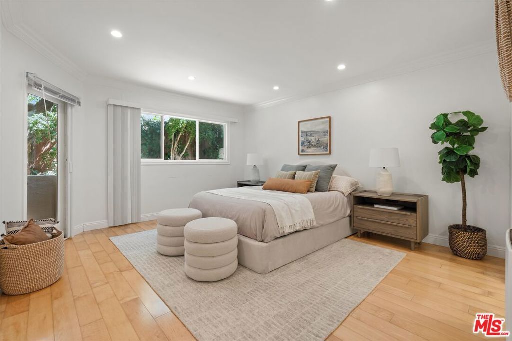 Image 13 of property listing at 11646 Chenault Street 9, Los Angeles, CA 90049
