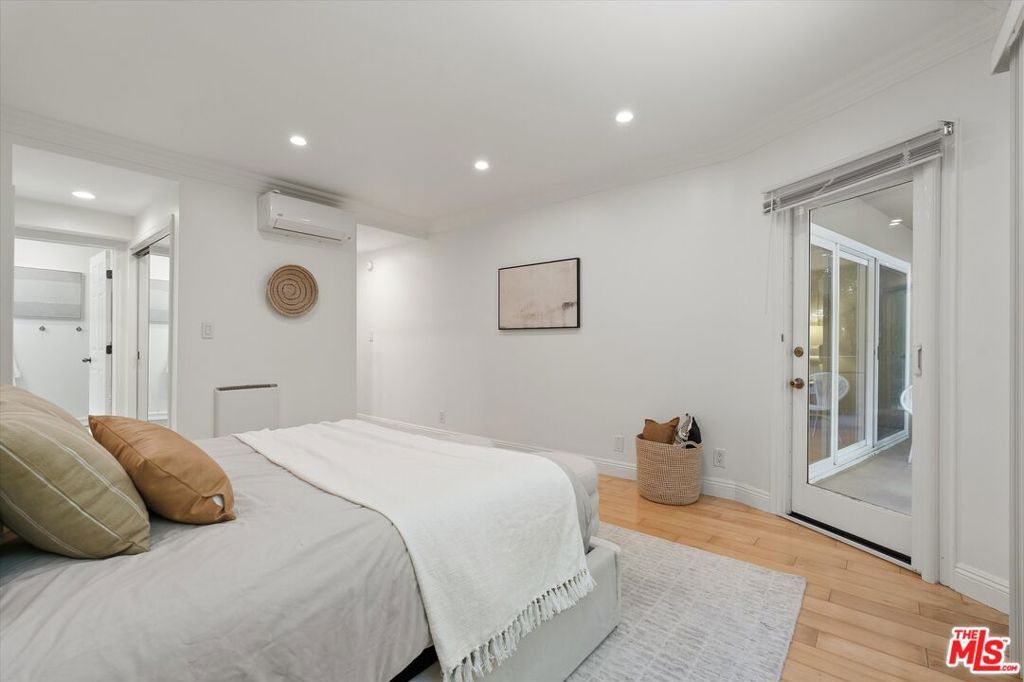 Image 14 of property listing at 11646 Chenault Street 9, Los Angeles, CA 90049