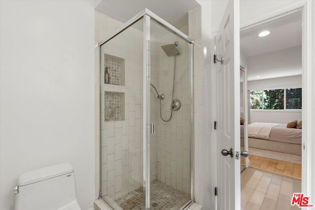 Image 17 of property listing at 11646 Chenault Street 9, Los Angeles, CA 90049