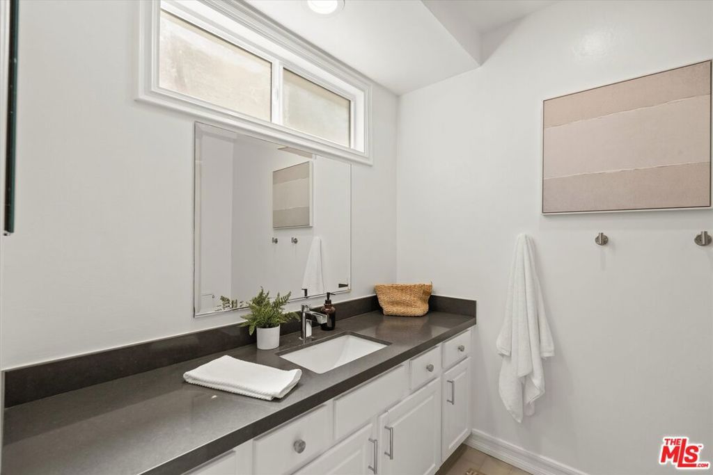 Image 18 of property listing at 11646 Chenault Street 9, Los Angeles, CA 90049