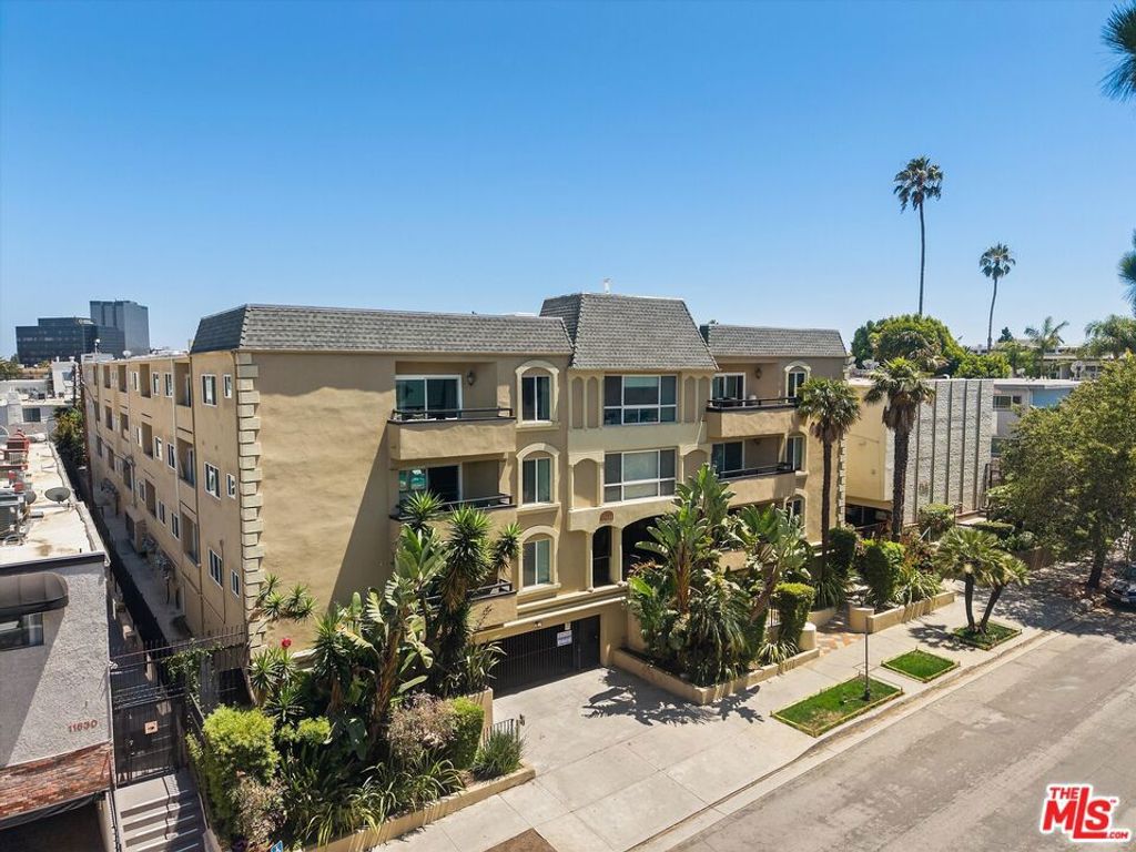 Image 25 of property listing at 11646 Chenault Street 9, Los Angeles, CA 90049