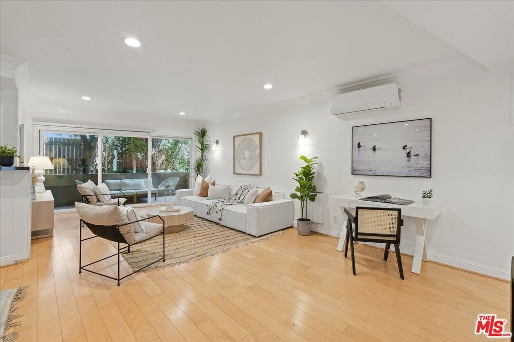 Image 4 of property listing at 11646 Chenault Street 9, Los Angeles, CA 90049