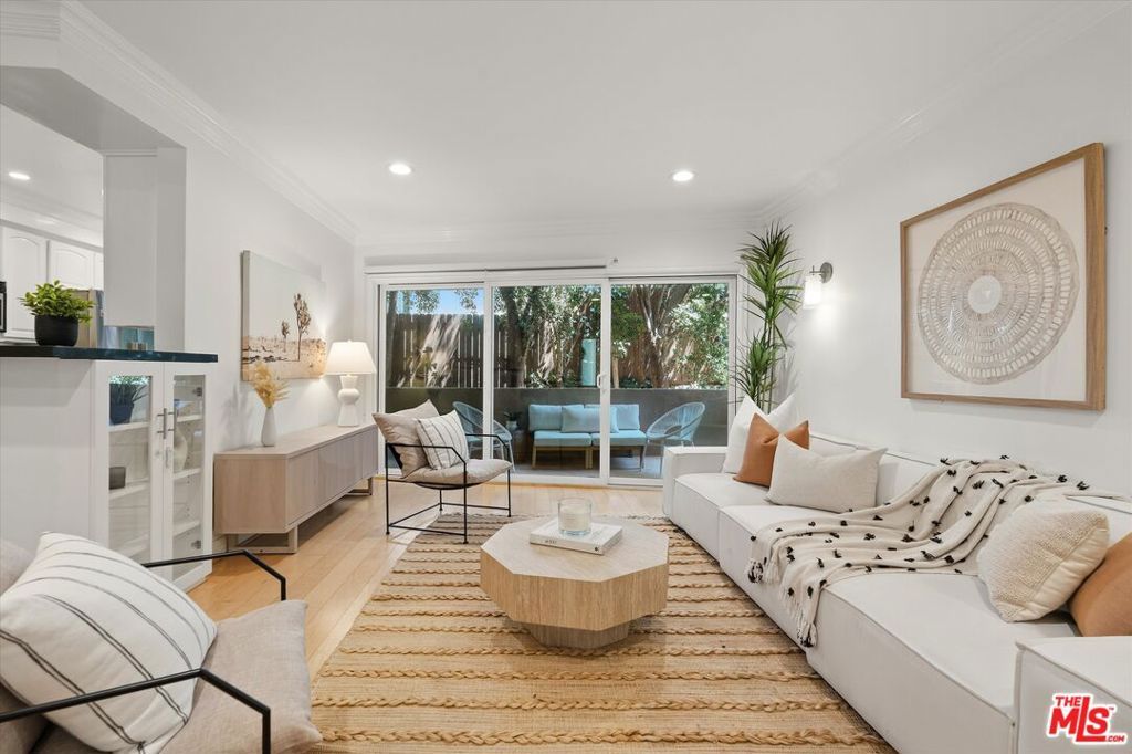 Image 5 of property listing at 11646 Chenault Street 9, Los Angeles, CA 90049