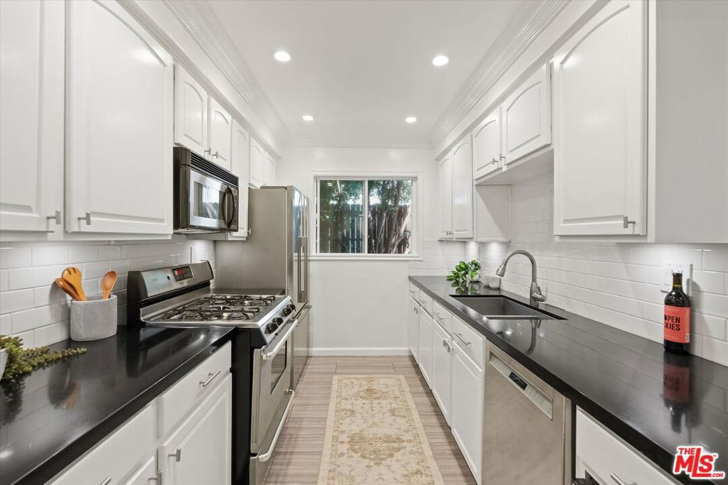 Image 9 of property listing at 11646 Chenault Street 9, Los Angeles, CA 90049