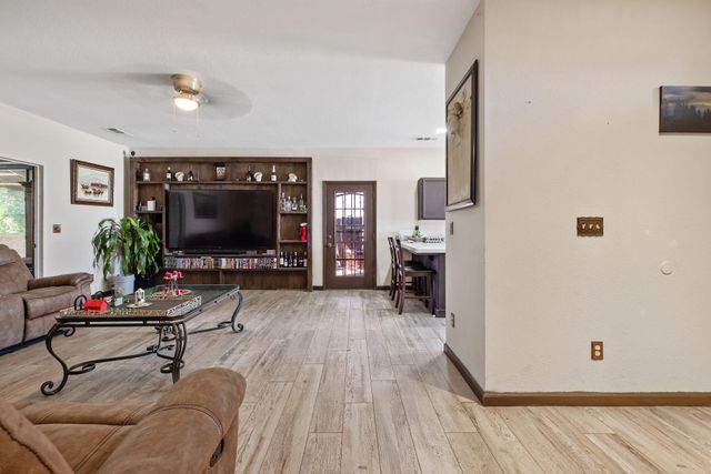 1481 Columbia, Tulare, CA 93274