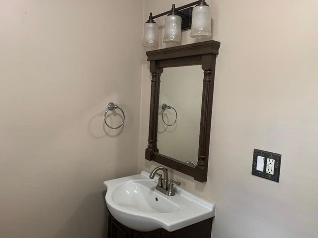 147 Belvidere St, Springfield, MA 01108