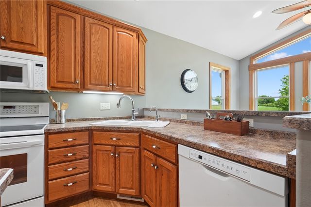 1253 Hillview Court NE, Swisher, IA 52338