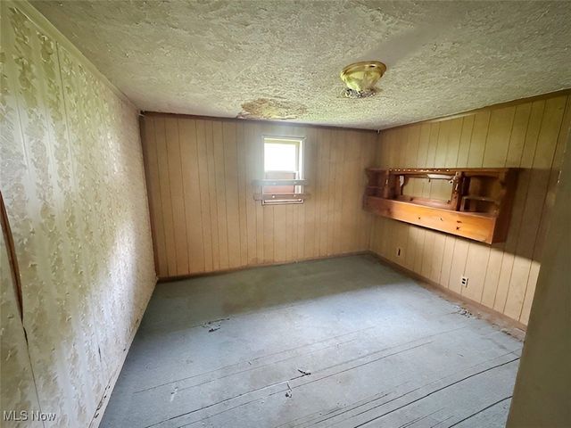 4308 Flat Road SE, Uhrichsville, OH 44683