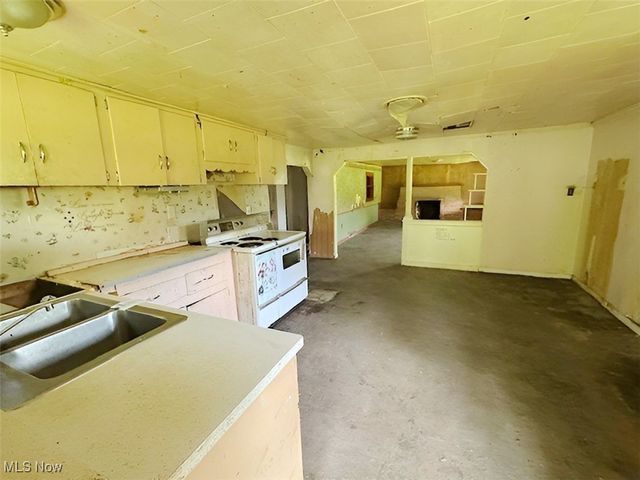 4308 Flat Road SE, Uhrichsville, OH 44683