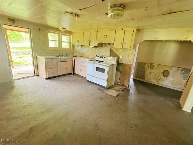 4308 Flat Road SE, Uhrichsville, OH 44683