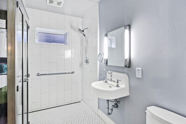 2220 Capitol Ave, Sacramento, CA 95816