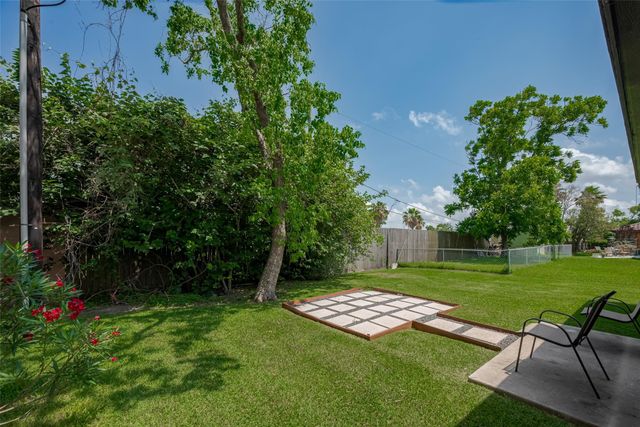 294 Debbie Lane, Dickinson, TX 77539
