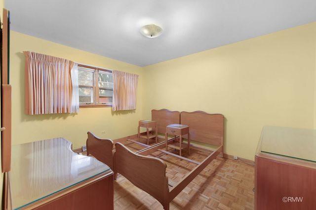 910 S Robert Drive, Mount Prospect, IL 60056