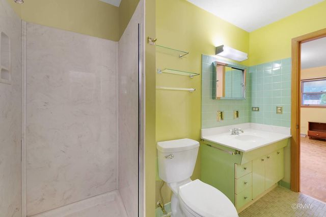 910 S Robert Drive, Mount Prospect, IL 60056