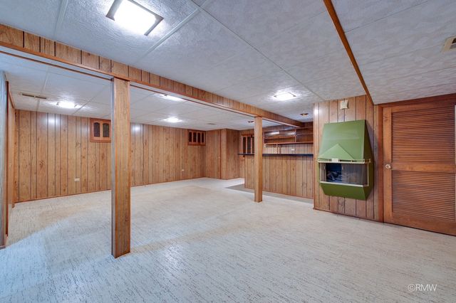 910 S Robert Drive, Mount Prospect, IL 60056