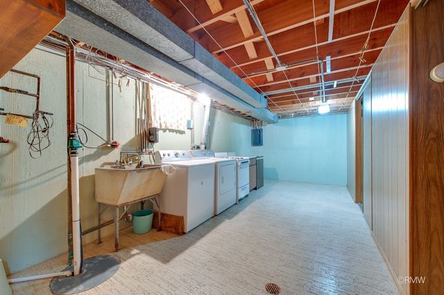 910 S Robert Drive, Mount Prospect, IL 60056