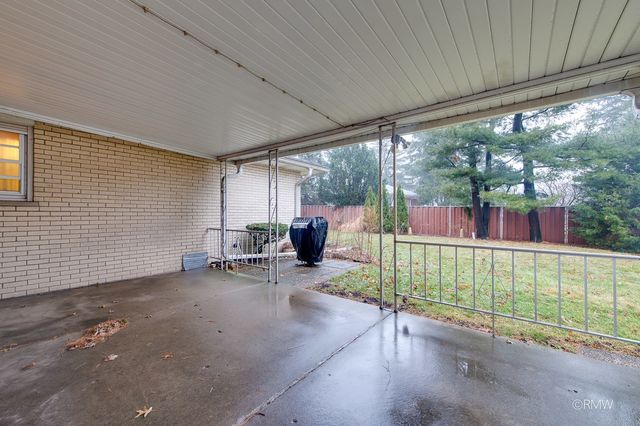 910 S Robert Drive, Mount Prospect, IL 60056