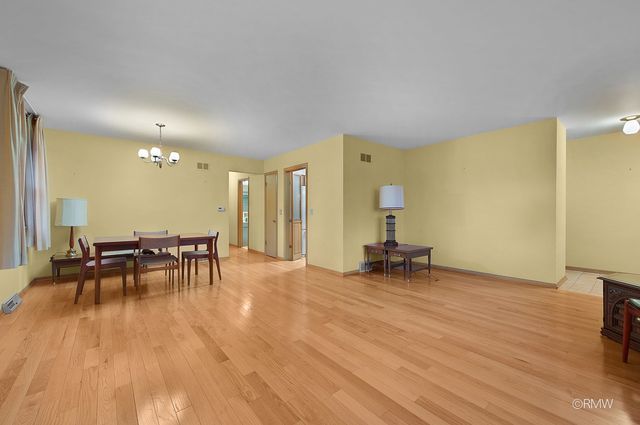 910 S Robert Drive, Mount Prospect, IL 60056