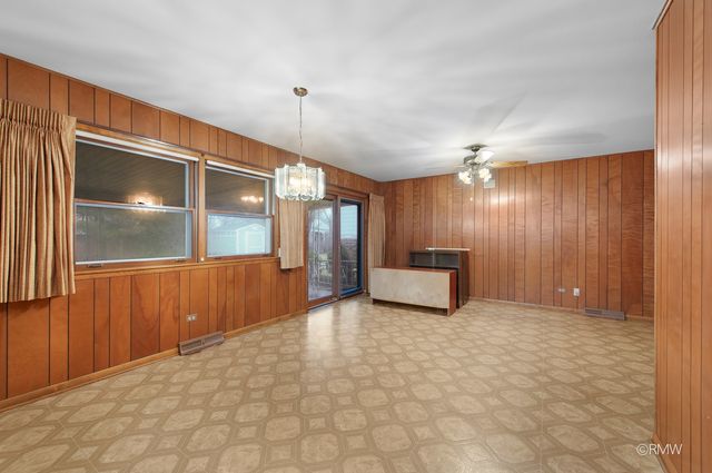 910 S Robert Drive, Mount Prospect, IL 60056