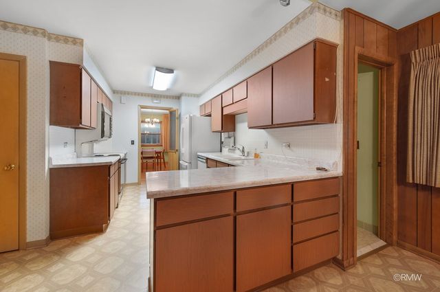 910 S Robert Drive, Mount Prospect, IL 60056