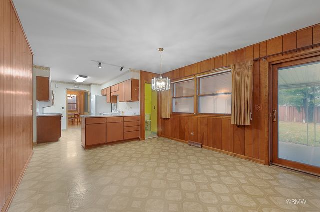 910 S Robert Drive, Mount Prospect, IL 60056