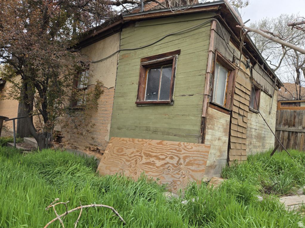 Image 3 of property listing at 225 W FERN AVE, Salt Lake City, UT 84103